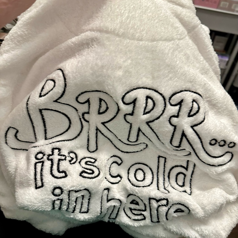 Cocus Pocus BRRRR IT'S COLD IN HERE BATHROBE NEW - Picture 6 of 11